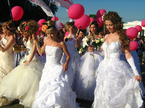 Вчера площадь Нахимова в Севастополе оккупировали девушки в свадебных платьях.
Фото new-sebastopol.com