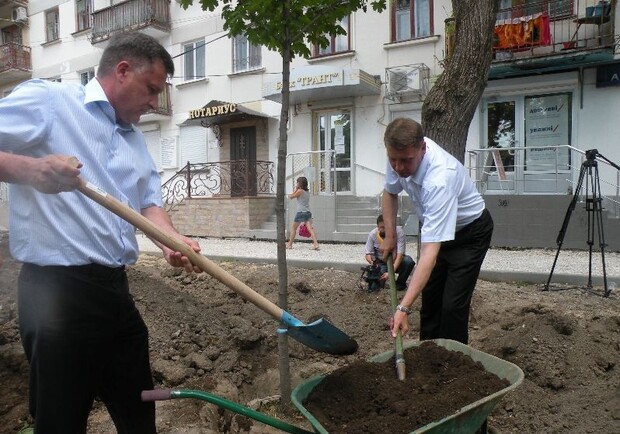 Мэр Симферополя, Виктор Агеев, посадил первое дерево.
Фото context.crimea.ua