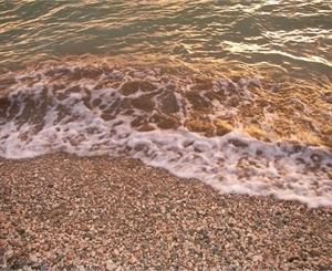 Температура воды в море не радует отдыхающих. Фото Инны Форт.