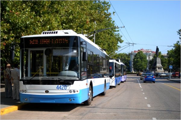 Севастопольцы выбирали новые троллейбусы.
Фото gazeta.sebastopol.ua