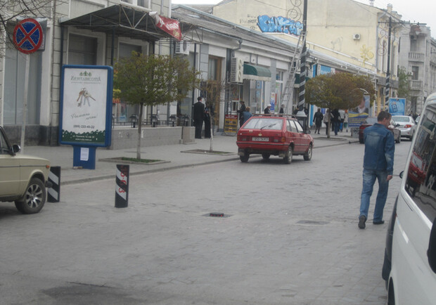 По "закрытому" центру столицы снова ездят автомобили. Фото  fresh.org.ua