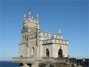 Дворец-замок «Ласточкино гнездо» пользуется спросом у туристов. Фото "КП".