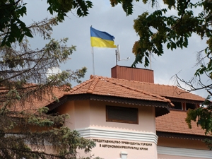 Флаг продолжает развиваться над представительством Президента Украины в Крыму.