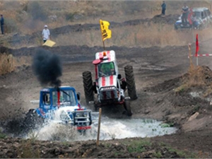 Под Симферополем прошли гонки на тракторах. Фото пресс-службы клуба "Бомба".