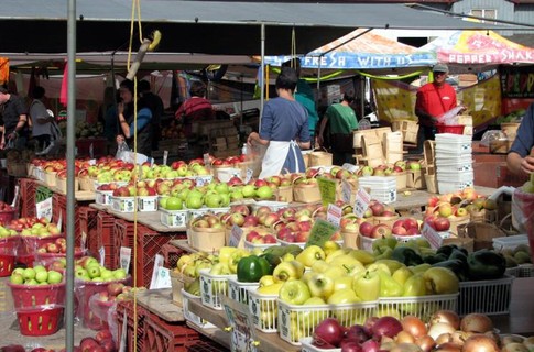 На симферопольских рынках стало больше крымской продукции. Фото ontariopics.com