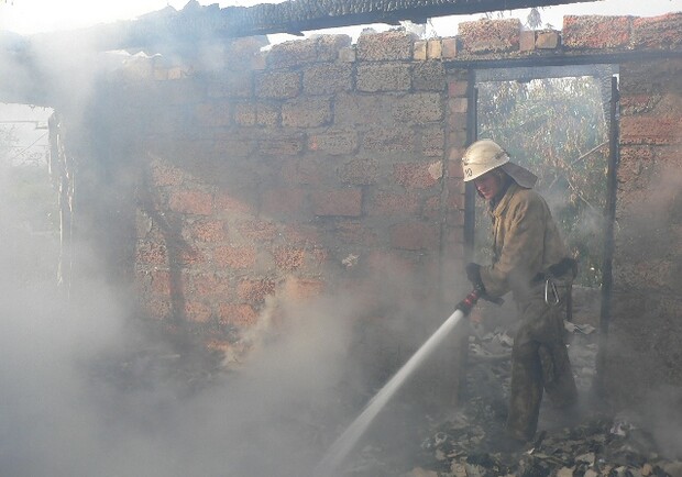 В Севастополе пожарные полчаса тушили 2-этажный дом. Фото УМЧС
