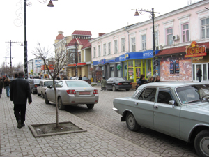 По улице Карла Маркса сейчас разъезжают авто. Фото из архива "КП".