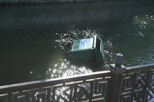 В симферопольской реке плавают даже мусорные баки.