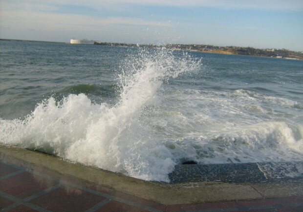 Морская вода у берегов Крыма - 11-18 градусов. Фото Инны Форт