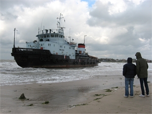 В ноябрьский шторм 2008 года на крымский берег выбросило несколько суден. Фото КП