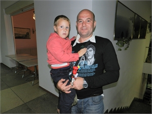 Уделить пару минут журналистам смог лишь один из пассажиров рейса, 40-летний Равшан Ширяев. Фото автора