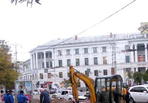 На площади Лазарева роют траншеи. Фото sevnews.info