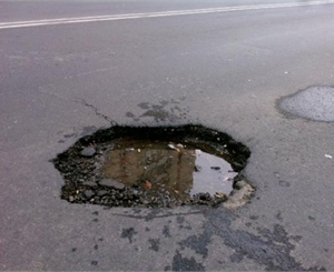 Крымские дороги радуют глаз глубокими ямами. Фото с сайта ukryama.com