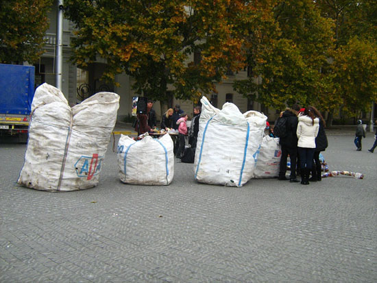 Те, кто собрал больше всех мусора, получили призы. Фото new-sebastopol.com