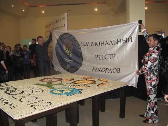 В Севастополе установили рекорд - сделали самое большое в Украине панно из суши. Фото meridian.in.ua