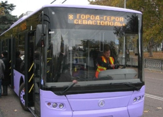 В городе презентовали сиреневый троллейбус.