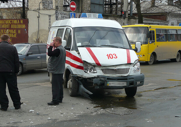 Скорая помощь устроила ДТП в Симферополе. Фото an.crimea.ua