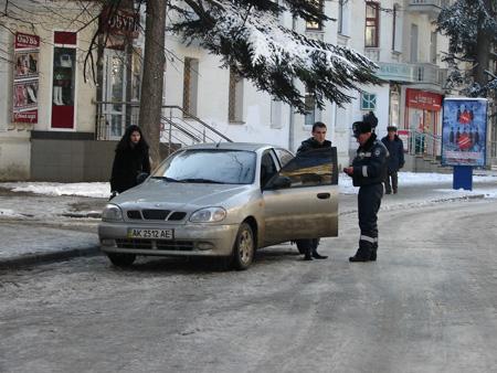 Вчера силовики проверяли, есть ли у водителей, проникших на пешеходную улицу, соответствующие разрешения. Фото: nr2.ru