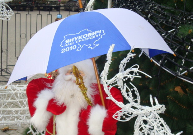 Новость - События - Видеофакт: севастополец украл "региональный" зонтик у Деда Мороза