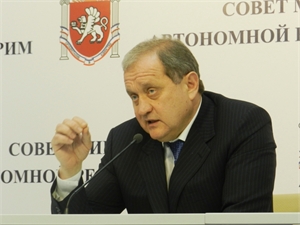 Анатолий Могилев сразу задал пресс-конференции серьезный тон. Фото КП
