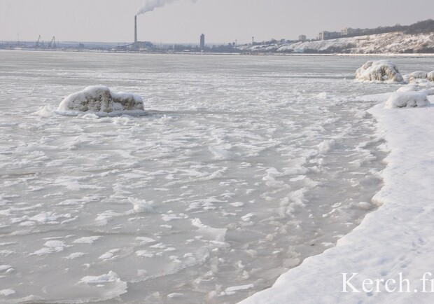 Крымское побережье сковано льдом. Фото kerch.fm
