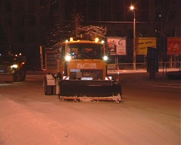 Пока симферопольцы спят, улицы убирают от снега и посыпают песком. Фото sim.gov.ua