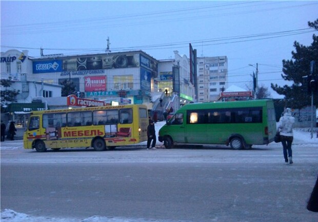 На улице столкнулись маршрутка и автобус. Фото: forum.sevastopol.info