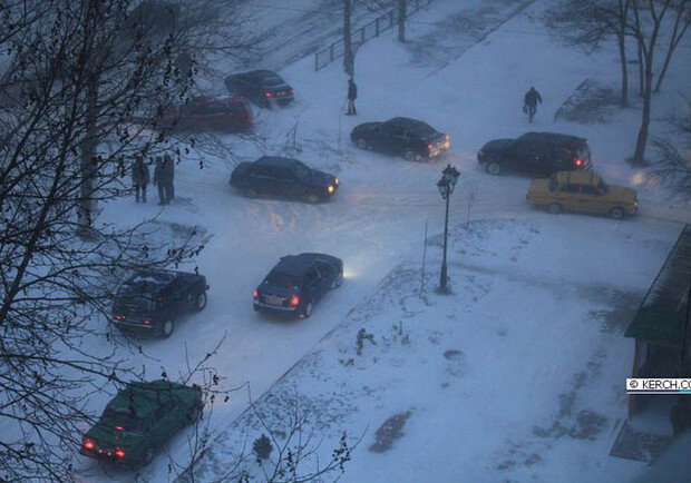 Машины застряли в снегу.