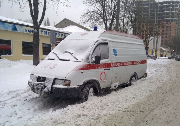 В сугробах застряли автомобили скорой помощи. Фото investigator.org.ua