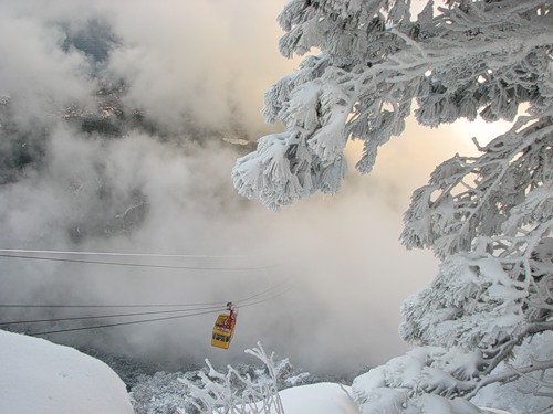 Ай-Петри в снегу и грозит лавинами. Фото crimea-tourism.com