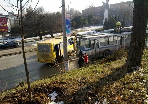 В Севастополе автобус протаранил припаркованный троллейбус - несколько человек травмировано. Фото: forum.sevastopol.info