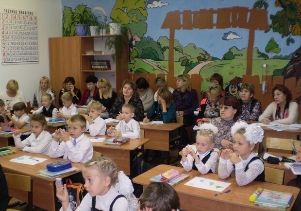 Сегодня в Симферополе открылись все школы. Фото investigator.org.ua