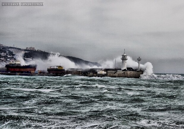 Новость - События - Фотофакт: в Ялте десятиметровые волны обрушились на причал и маяк