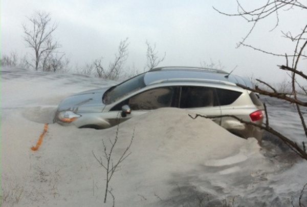 В Крыму терпят бедствие сотни водителей - машины застревают в снегу. Фото crimea.comments.ua
