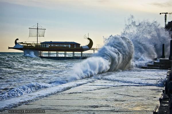 На ЮБК обрушились волны. Фото Кристины Иванушкиной
