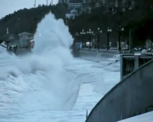 Новость - События - Видеофакт: засыпанные снегом дороги и "цунами" в обледеневшей Ялте