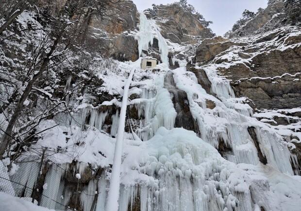 Новость - События - Фотофакт: в Крыму самый высокий водопад Украины превратился в гигантскую сосульку