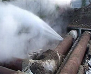Спасатели устраняют все прорывы на водопроводе. Фото news.rufox.ru 
