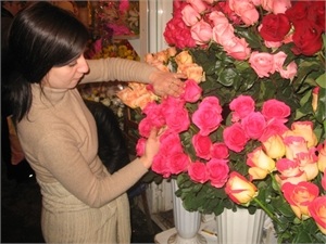 От праздничного ассортимента цветов просто глаза разбегаются – продавцы предлагают розы всех оттенков. Фото из архива «КП».