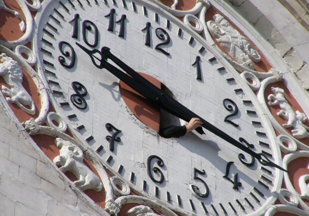 Новость - События - Фотофакт: раскрыта страшная тайна знаменитых симферопольских часов на башне ЖД вокзала