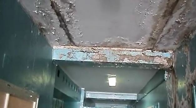 Новость - События - Плесень на стенах и протекающая крыша: в Крыму гибнет поликлиника