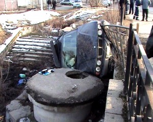Водитель утверждает, что машину неожиданно занесло. Фото УГАИ Крыма.