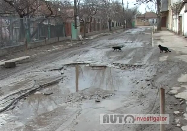 Новость - Транспорт и инфраструктура - Видеофакт: после зимы симферопольские дороги выглядят так, словно на них скинули парочку бомб