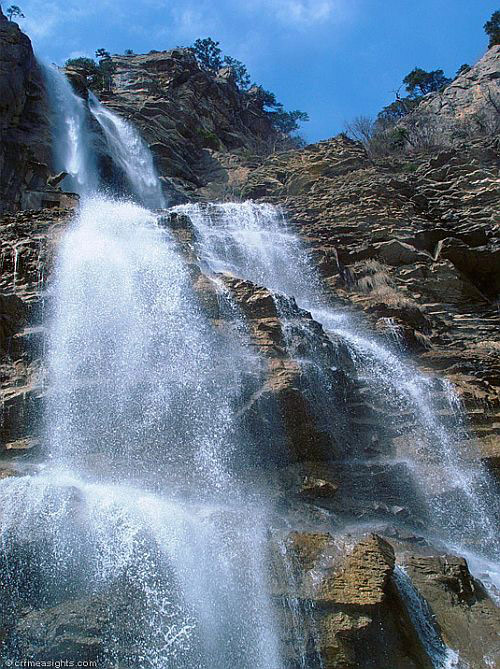 Полюбоваться водопадом можно за 20 гривен. Фото: krimoved.ru