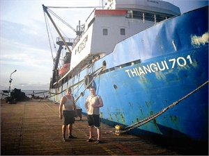 Восемь членов экипажа судна «Thiangui701» до сих пор ожидают своей зарплаты в порту Фритаун. Фото из личного архива команды СТМ «Thiangui-701».