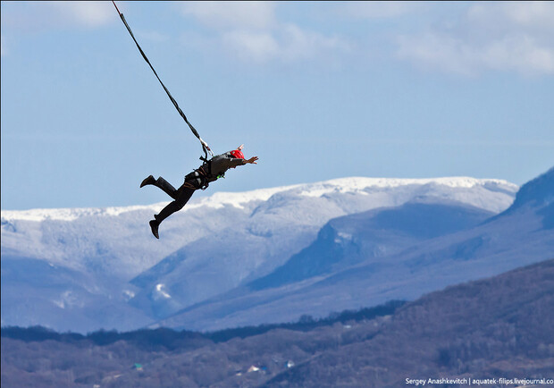 Новость - Спорт - Полет над бездной: крымские роупджамперы прыгают с 120-метровой скалы