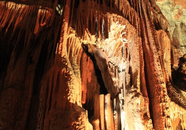 Причудливые наросты в Скельской пещере. Фото автора. 