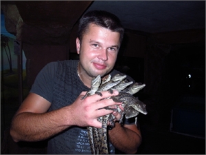 Директор Алуштинского аквариума Виктор Жиленко с питомцами. Фото из архива «КП».