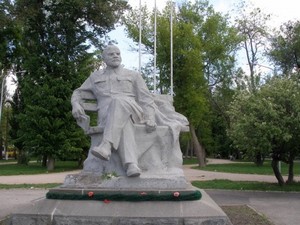 Привокзальная площадь Симферополя - одно из немногих мест, где Ленин "отдыхает". Фото majorua.com.
