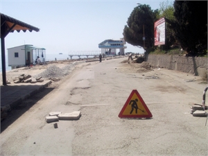 В феврале во время 7-балльного шторма на набережную Алушты море вынесло 6 тонн щебня. Фото с сайта www.tvoya-gazeta.com